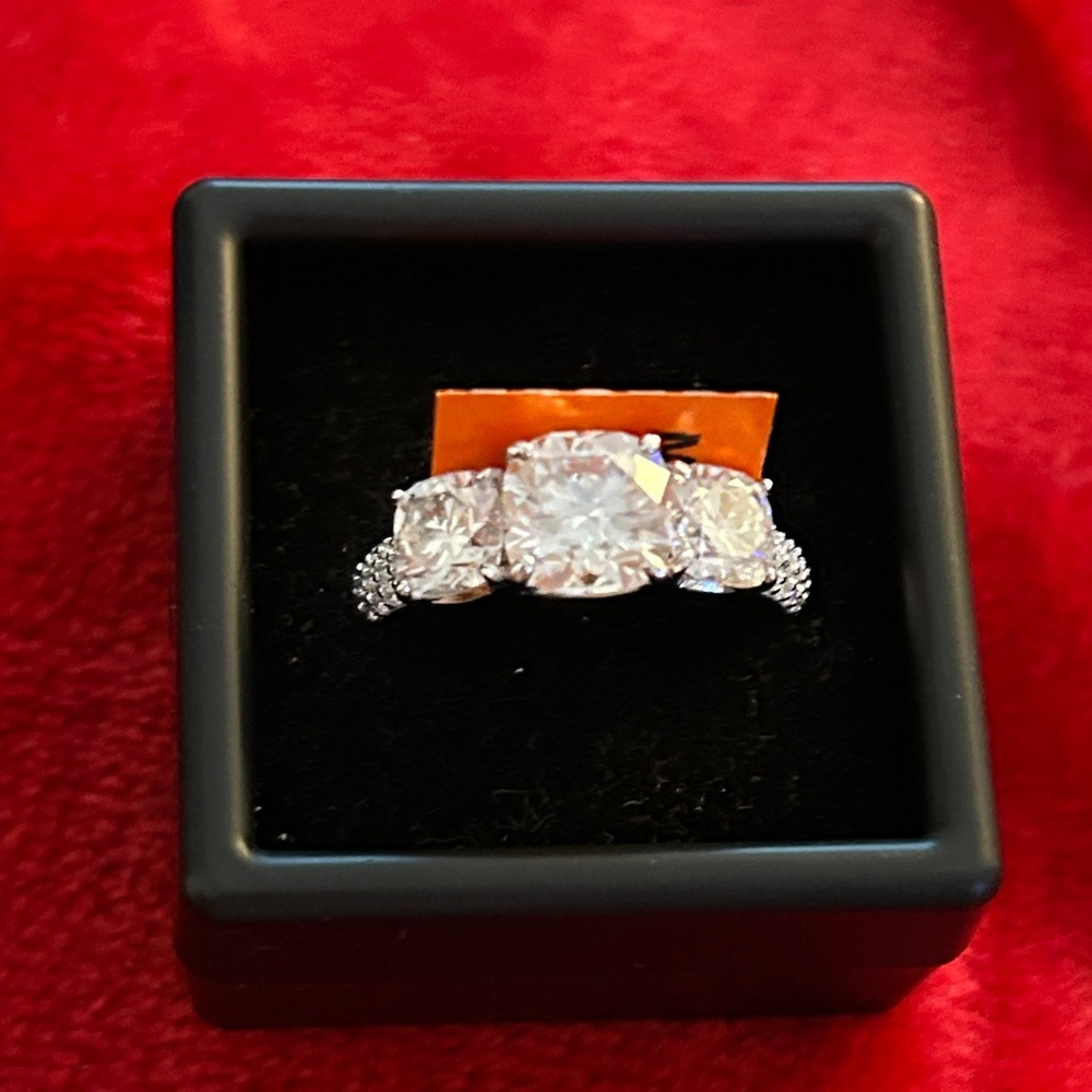Luxury 4.00 CTW Moissanite Diamond 3 stone ring size 9 - Picture 2 of 7